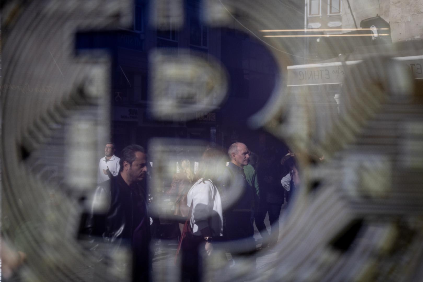 Гигантская волна из цифровых монет, символизирующая приток капитала в Bitcoin