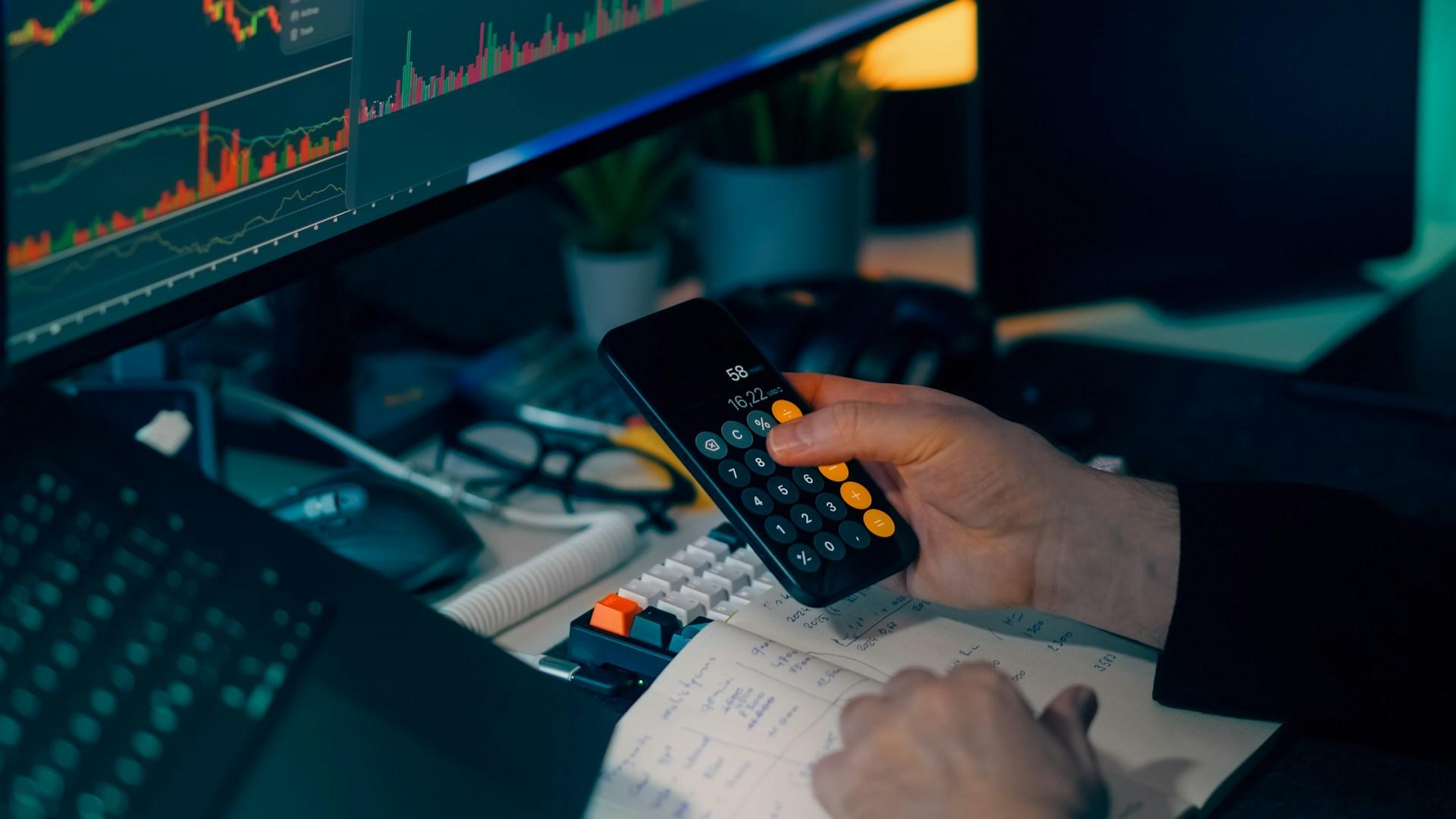 Трейдер рассматривает продажу биткоина за золото